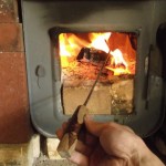 まだまだ寒いようなので薪ストーブの火をお楽しみ下さい。 Enjoy the fire of the firewood stove.